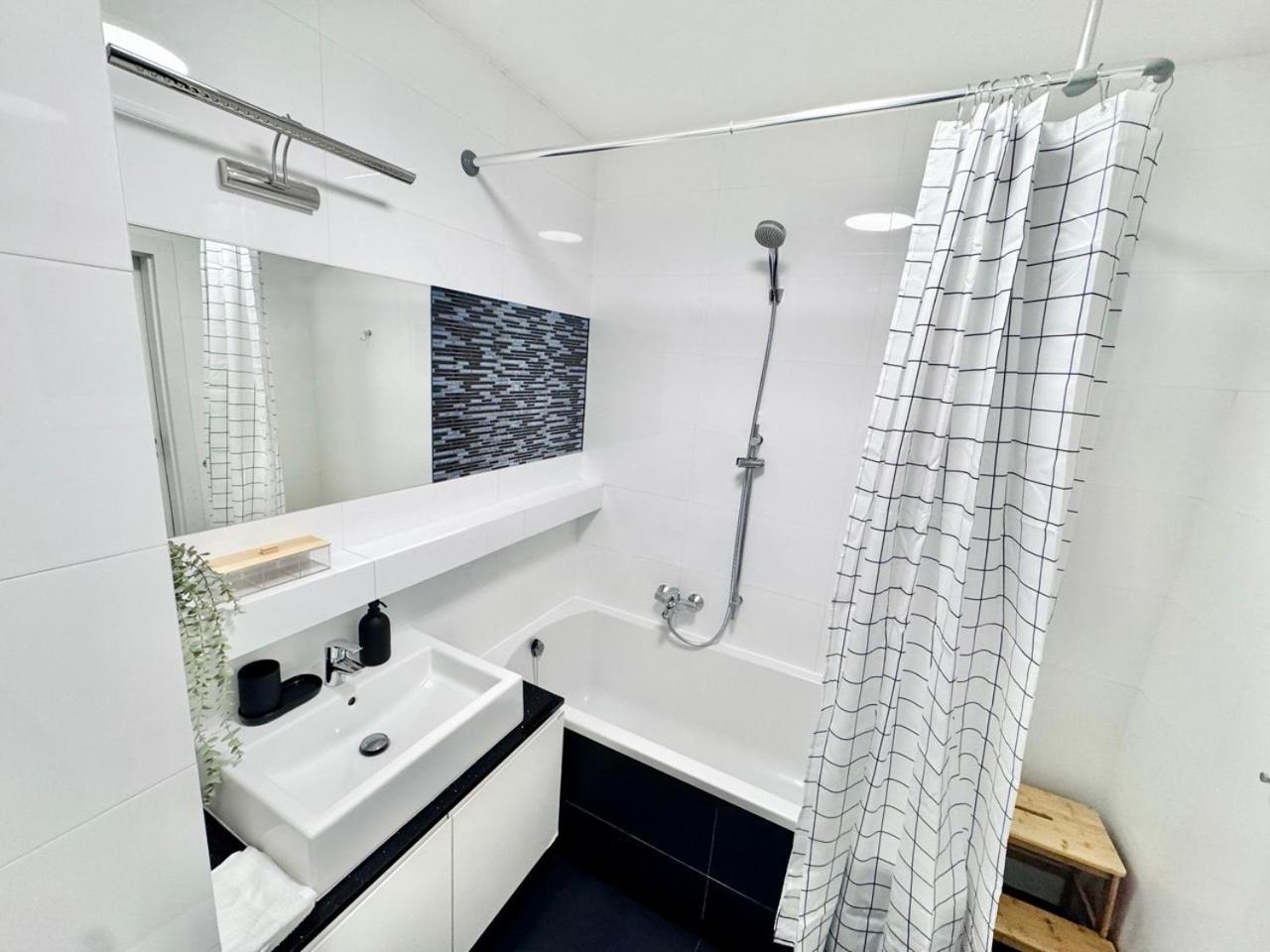C- Home4U - Apartment With A City View Close To Aquapark, Parking In Secured Area Krakow Exterior photo